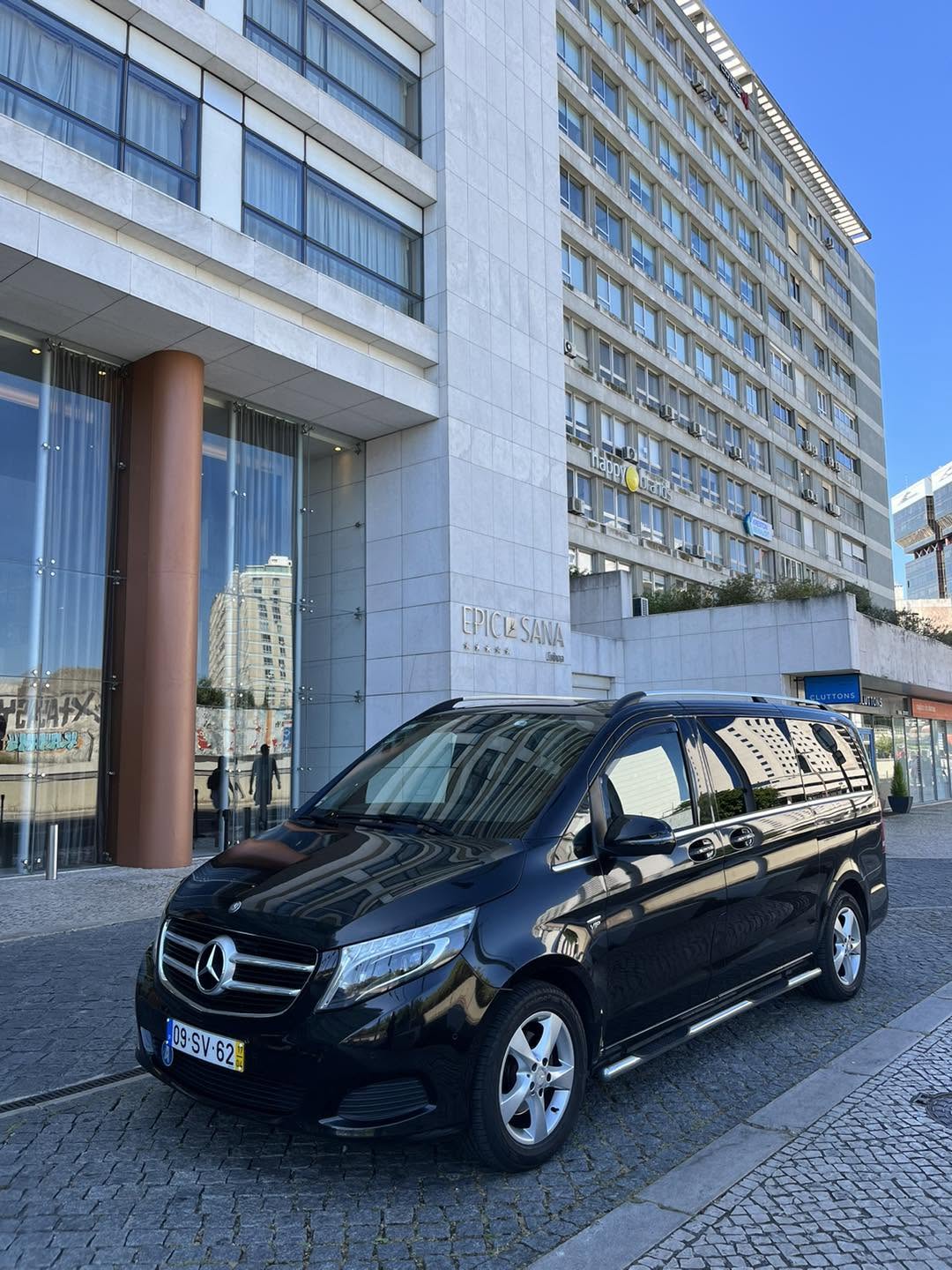 Mercedes-Benz Classe V West Shuttle em frente ao Hotel EPIC SANA Lisboa