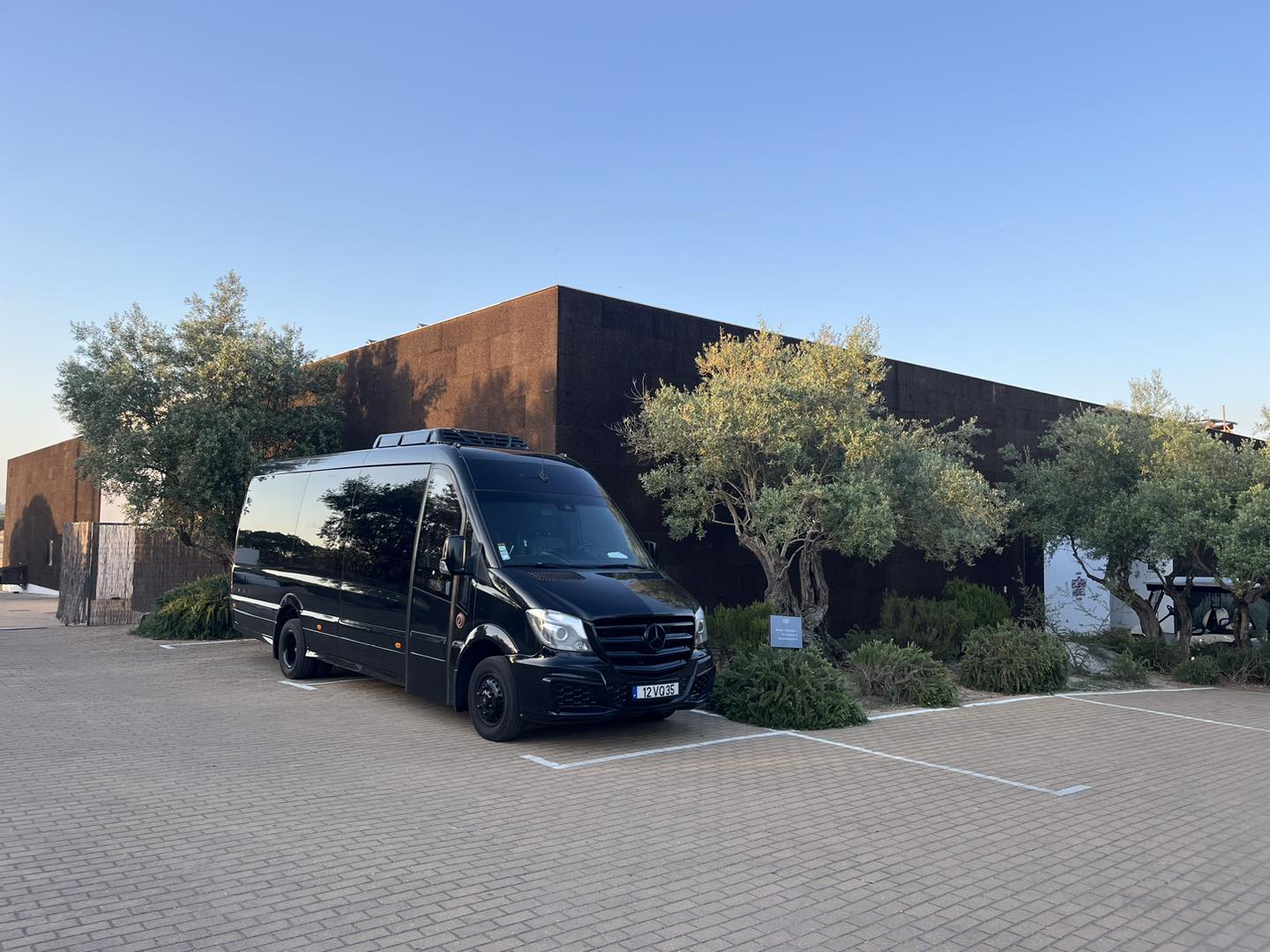 Mercedes West Shuttle em quinta contemporânea do Oeste
