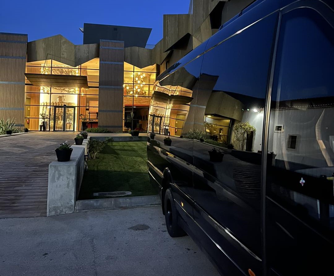 Viatura executiva Mercedes West Shuttle em ambiente de luxo