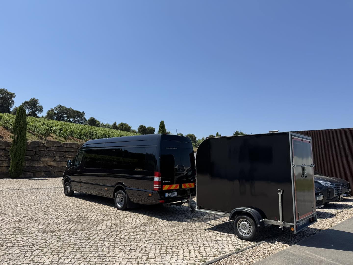 Minibus West Shuttle com atrelado de bagagens para golfe e surf