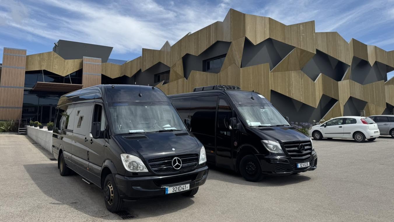 Dupla de Minibuses Mercedes West Shuttle preparados para eventos