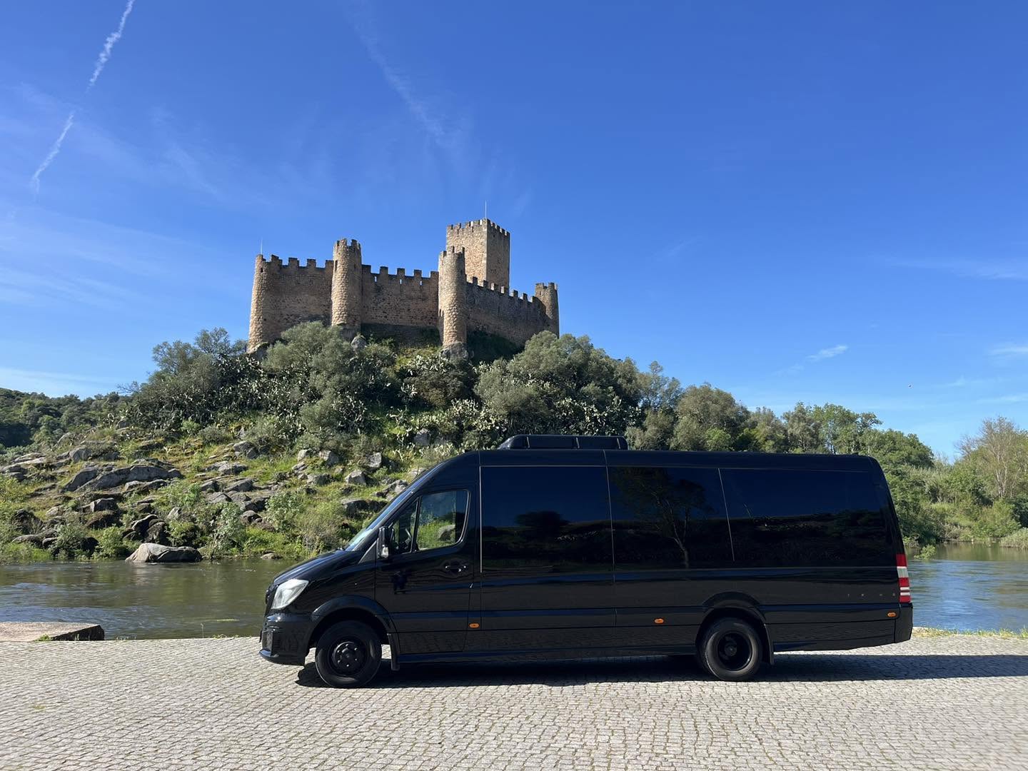 Minibus VIP West Shuttle em frente ao Castelo de Almourol no Tejo